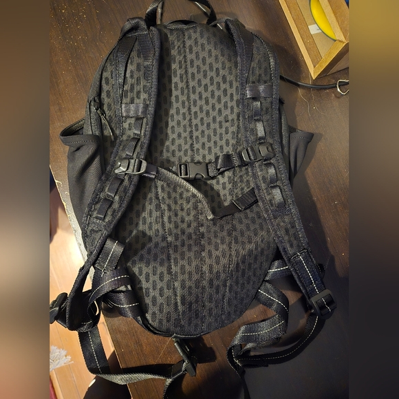 lululemon Fast and Free Running Pack - Picture 7 of 8